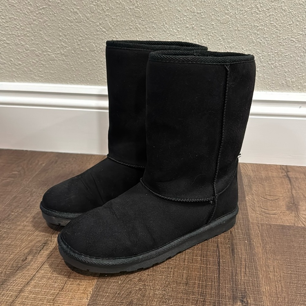 Black fur boots